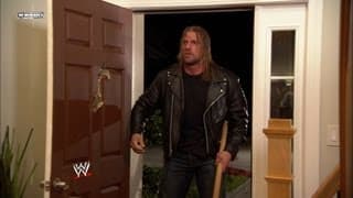 TRIPLE H qui commet une tentative d'assassinat chez Randy Orton