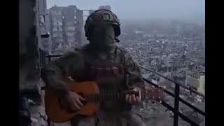 Un russe chante depuis les ruines du front avec des bruits d’artillerie en fond