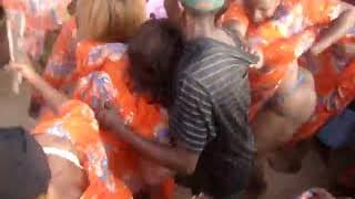 Ces TEENS AFRICAINE se DÉSHABILLE dans un FESTIVAL traditionnel