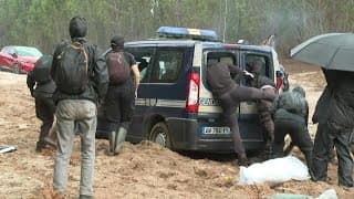 Des écologiste cassent une voiture de police