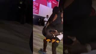 (vidéo) cette meuf au gros CUL de 80 kg se fait soulever/porter par un mec d'1m70