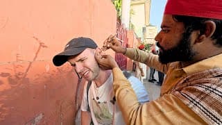 [VIDEO] Un indien lui enfonce une aiguille de 10cm dans l'oreille dans la rue
