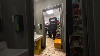 Il CHIE TRANQUILLEMENT, la POLICE fait IRRUPTION dans les CHIOTTES