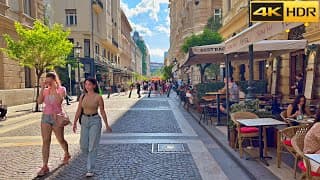 Cette vieille femme qui regarde 2 jeunes femmes avec jalousie dans la rue