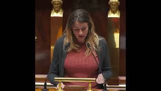 Cette députée à gros seins