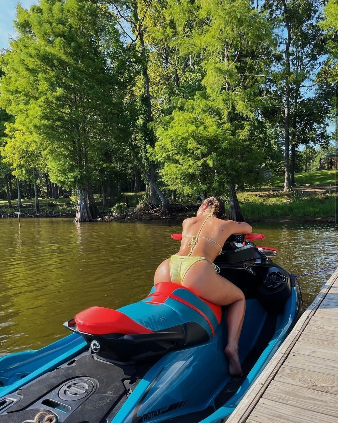 [Photo] Cette TEEN fait du JET SKI