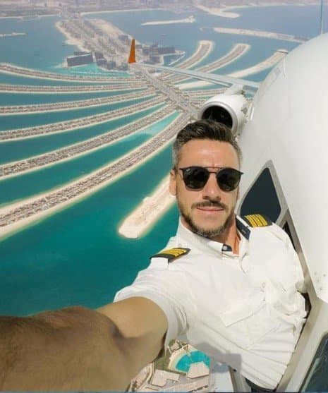 Un pilote de ligne licencié à cause de selfies en plein vol !!