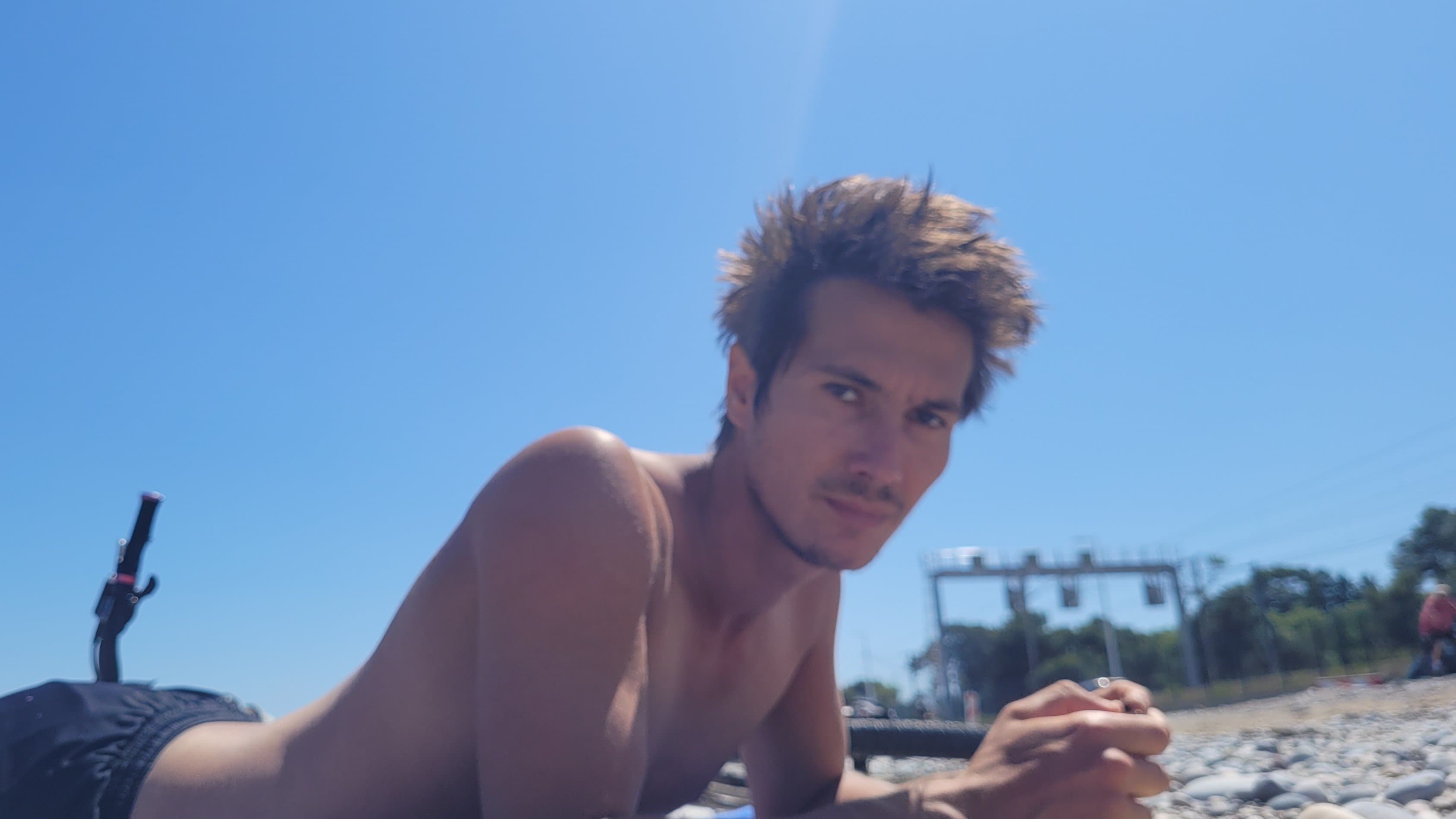[PHOTO] Mon fils pose sur la plage pour les kheys