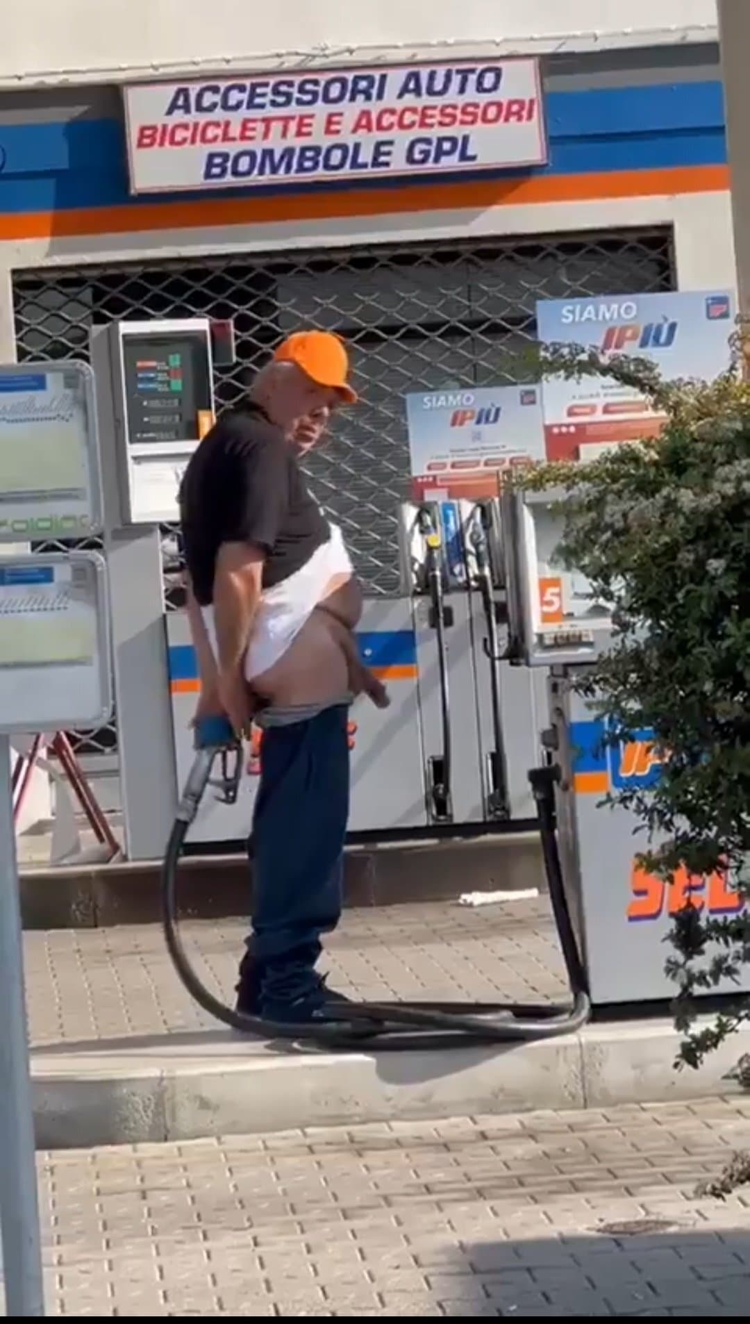 La vidéo du daron Italien qui se branle à la station-service AYAAAAA