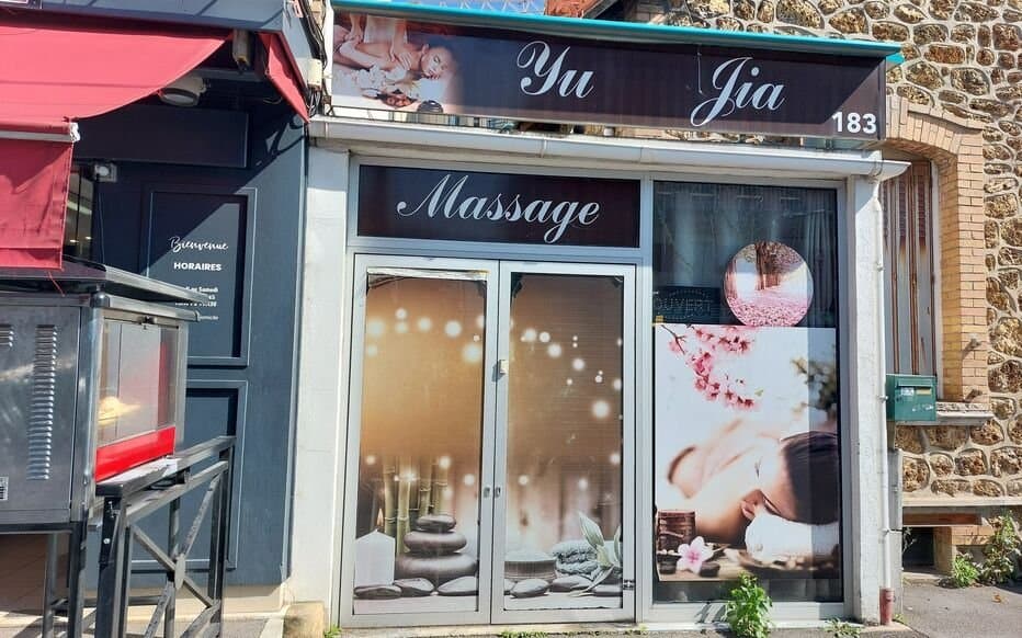 Salon de massage Chinois : les client qui rentrent CASQUETTE baissée