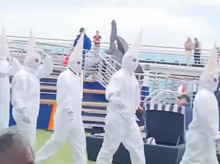 Australie : défilé du Ku Klux Klan sur une croisière de boomeurs