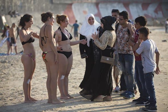 🚨 [PHOTO] Ces Israéliennes et ces Gazaouises discutant sur la plage