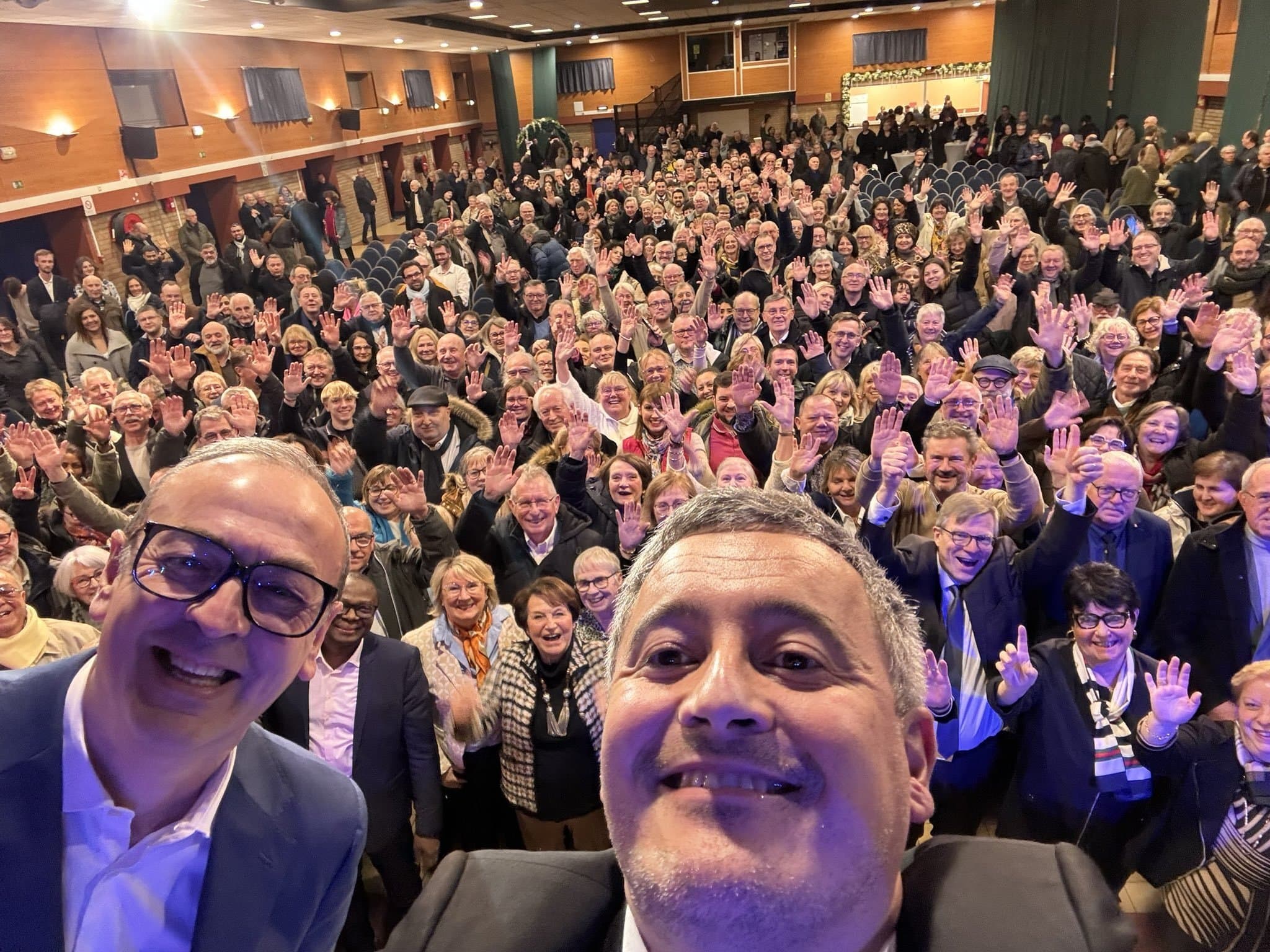 DARMANIN fait un selfie devant ses électeurs