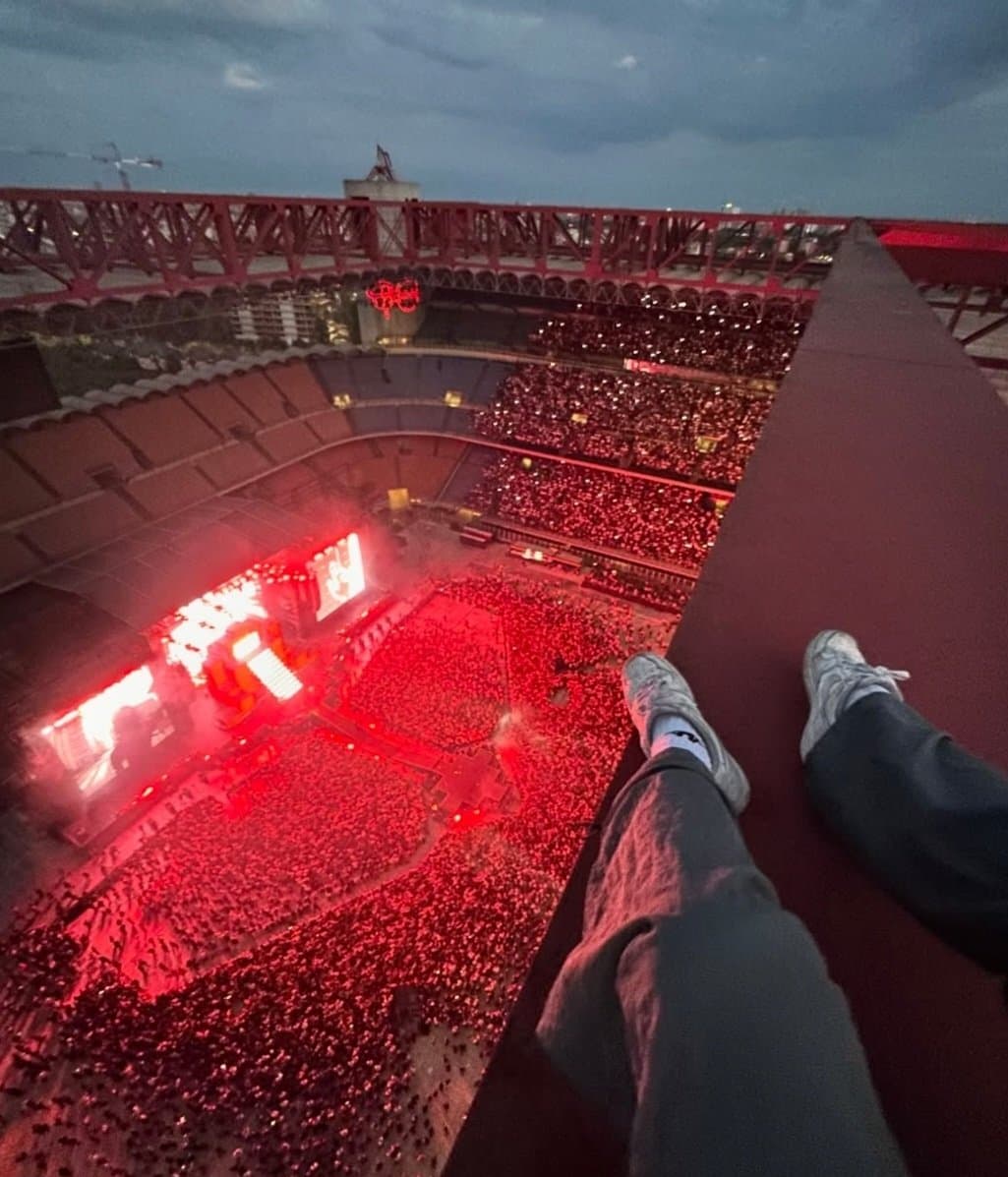 il monte sur le toit d'un stade pour voir un concert illégalement