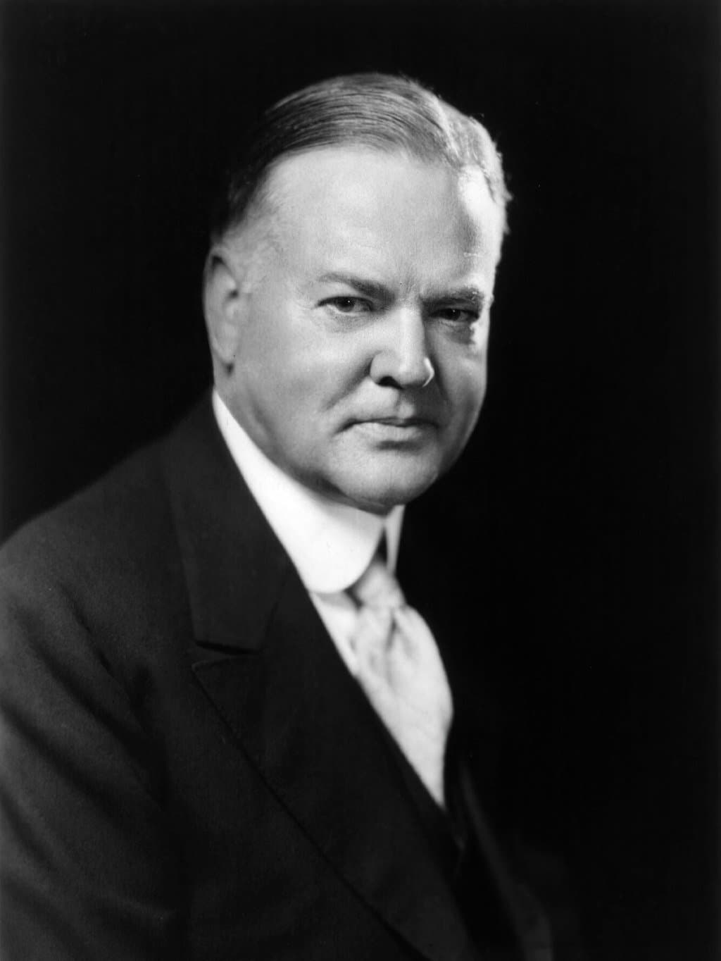 1929, le président américain Herbert Hoover impose des tarifs de 25% sur l'Europe