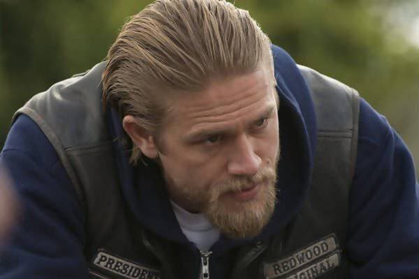 Comment le mec de SONS OF ANARCHY fait tenir ces cheveux  en arrière ?