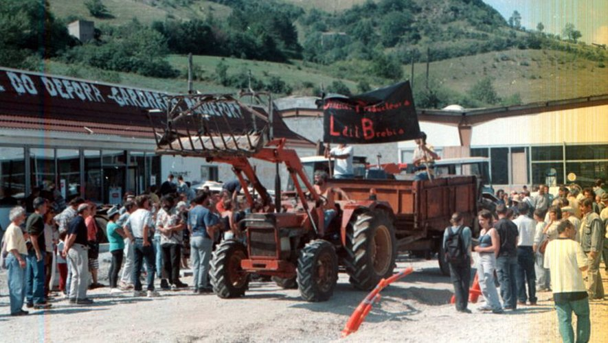 [ARCHIVE] Des PAYSANS démontent un MCDO dans l'AVEYRON