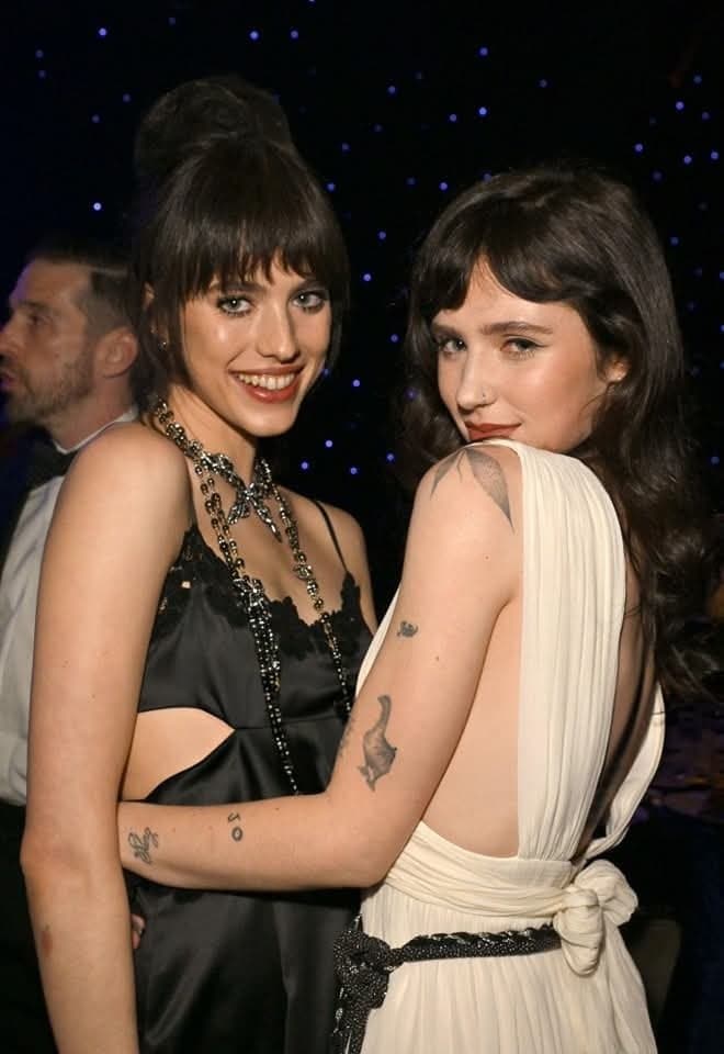 Margaret Qualley et CLAIRO sur la même PHOTO