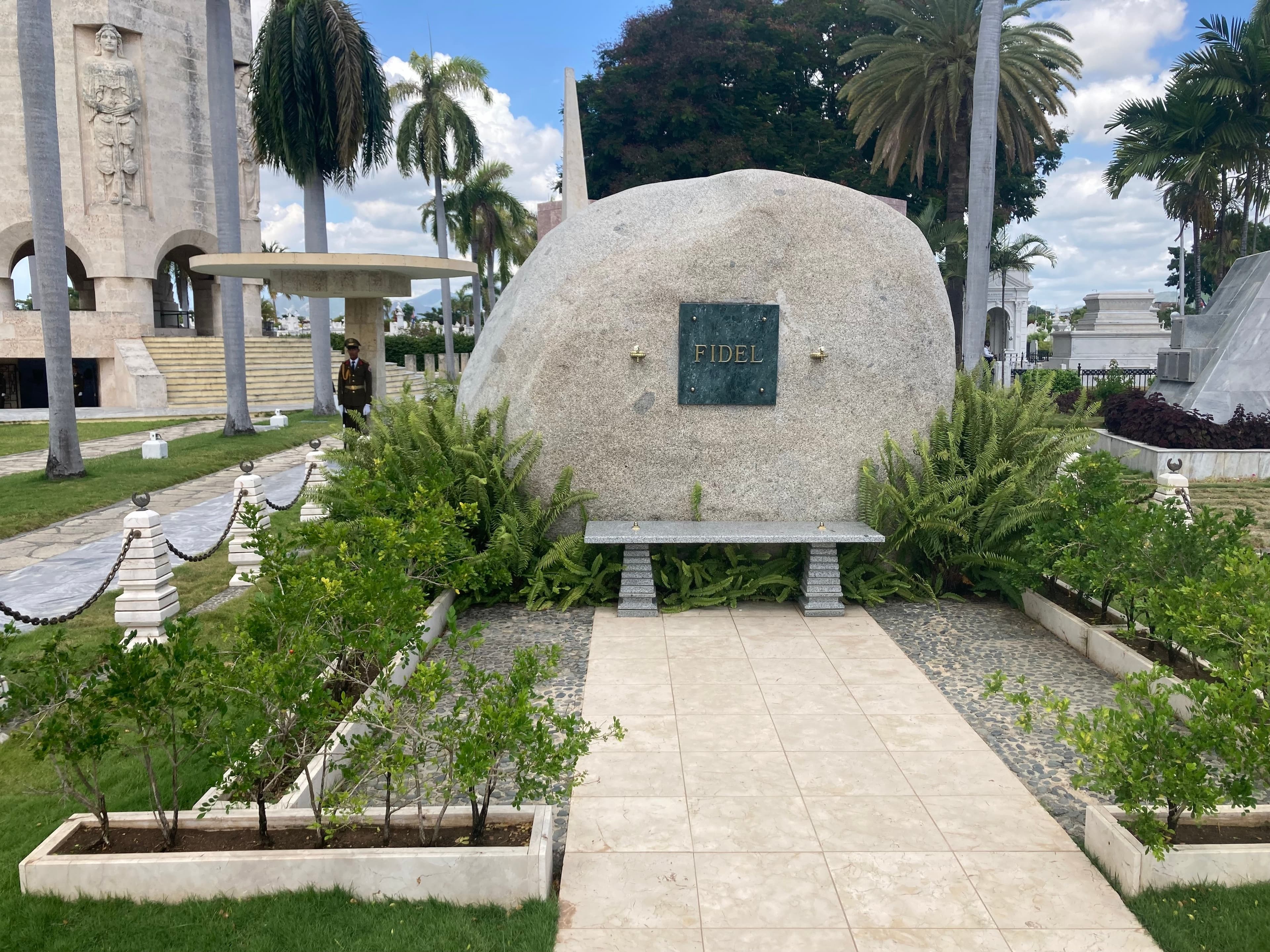 Je suis DEVANT la TOMBE de CASTRO