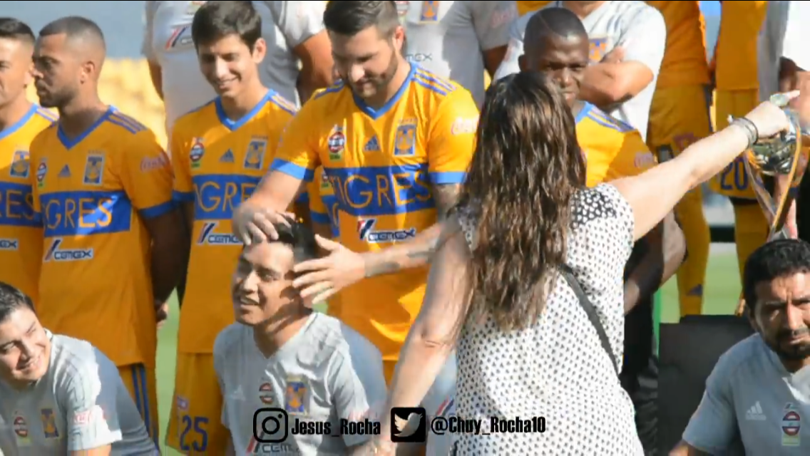 Gignac qui pourrit la photo de ses collègues 😂