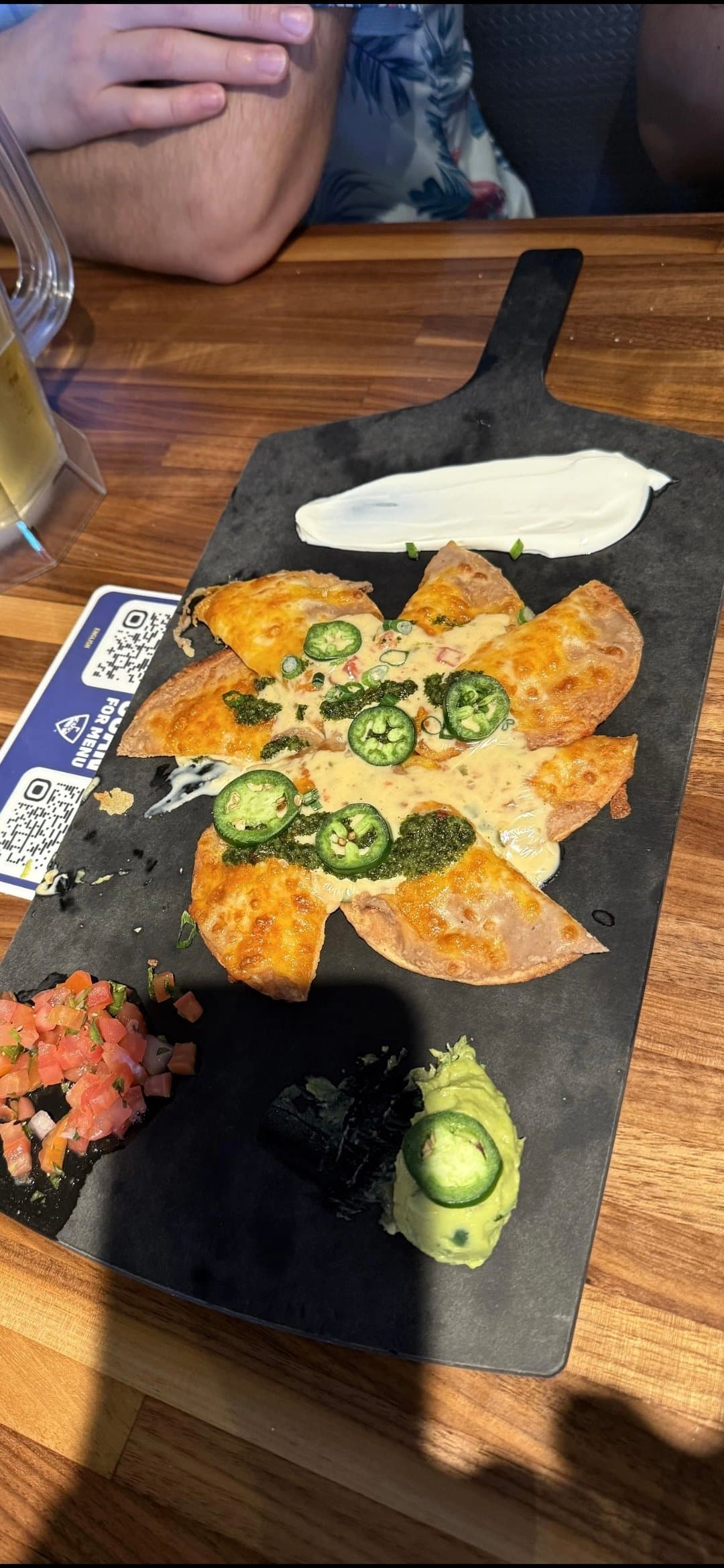 Le serveur : voici les nachos XLL à 59€