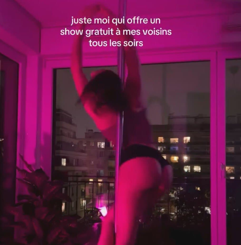 Cette 9/10 qui fait du pole dance à sa fenêtre