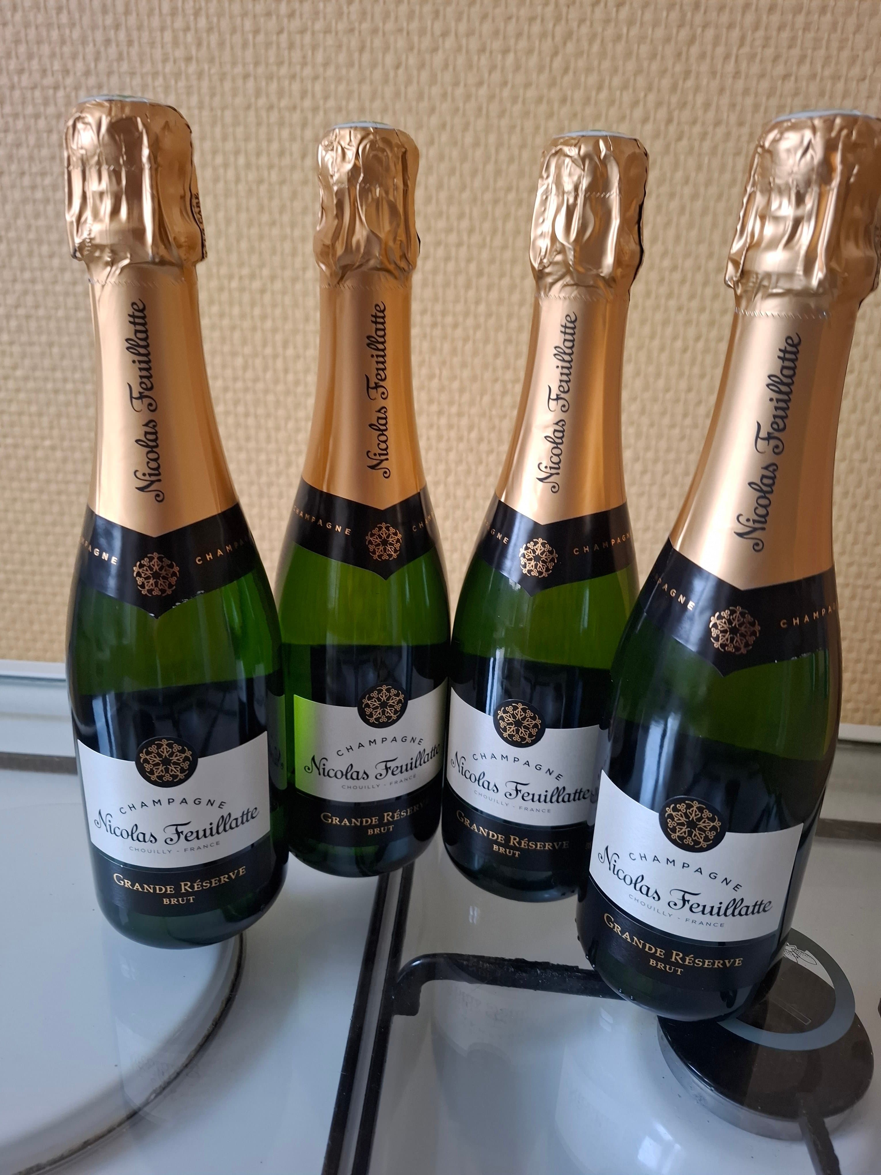 [PHOTO] Aujourd'hui c'est champagne gratuit à Carrefour !