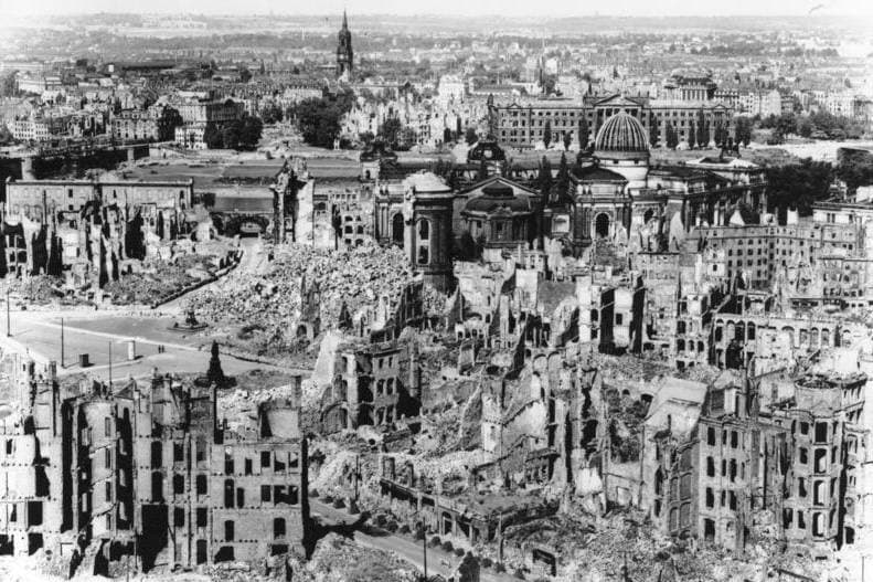 Il y'a 80 ANS les USA (gentil) BOMBARDAIENT Dresden (méchant)