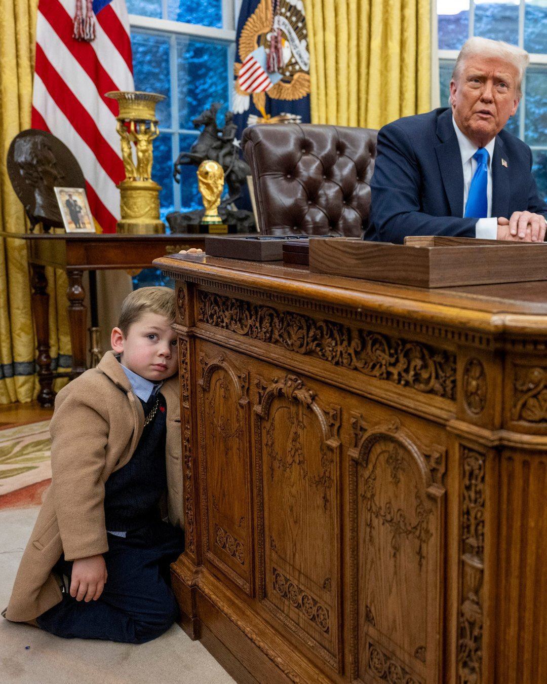 Pourquoi y'a une coupe du monde dans le bureau de TRUMP ?