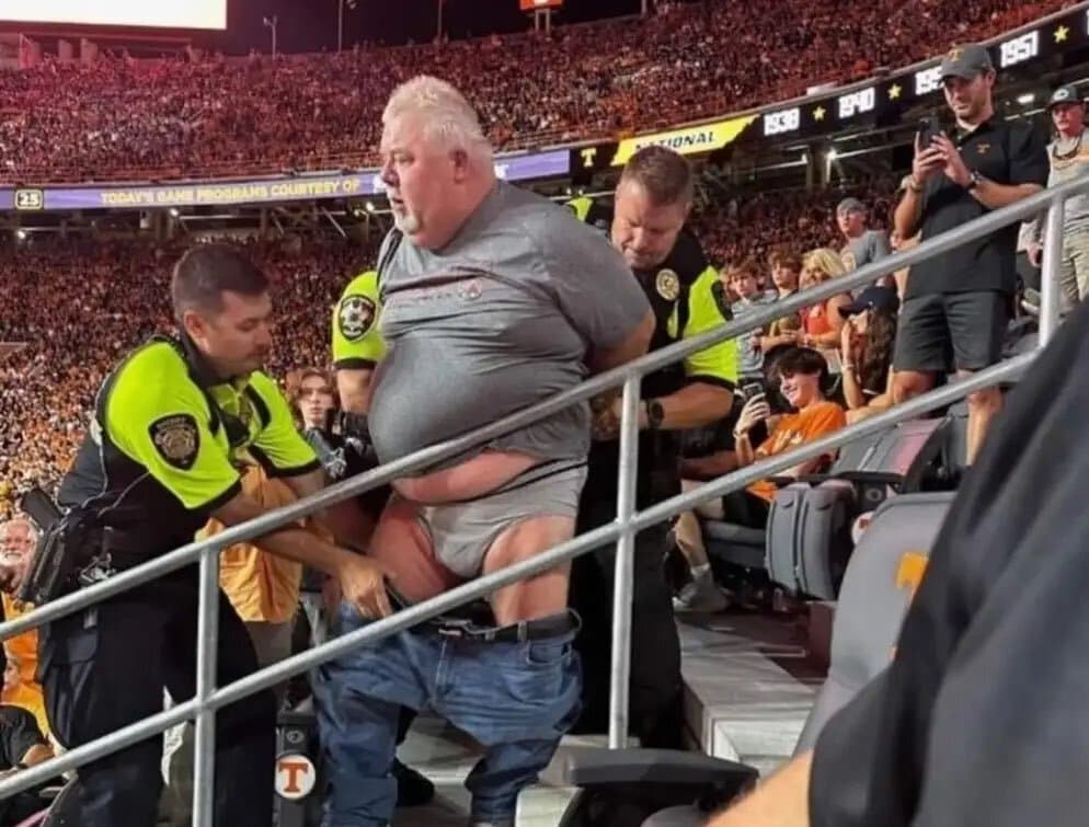 [PHOTO] Un BOOMER fout la merde pendant le match, les STADIERS LE FOUTENT EN SLIP