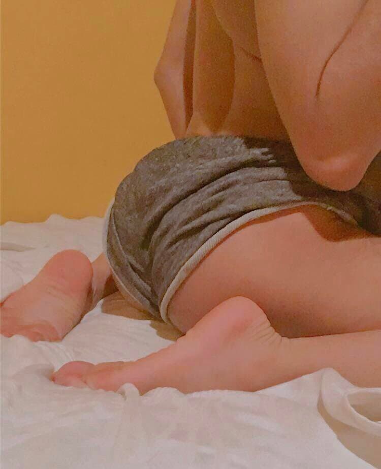 lecher les pieds doux d'un twink mignon