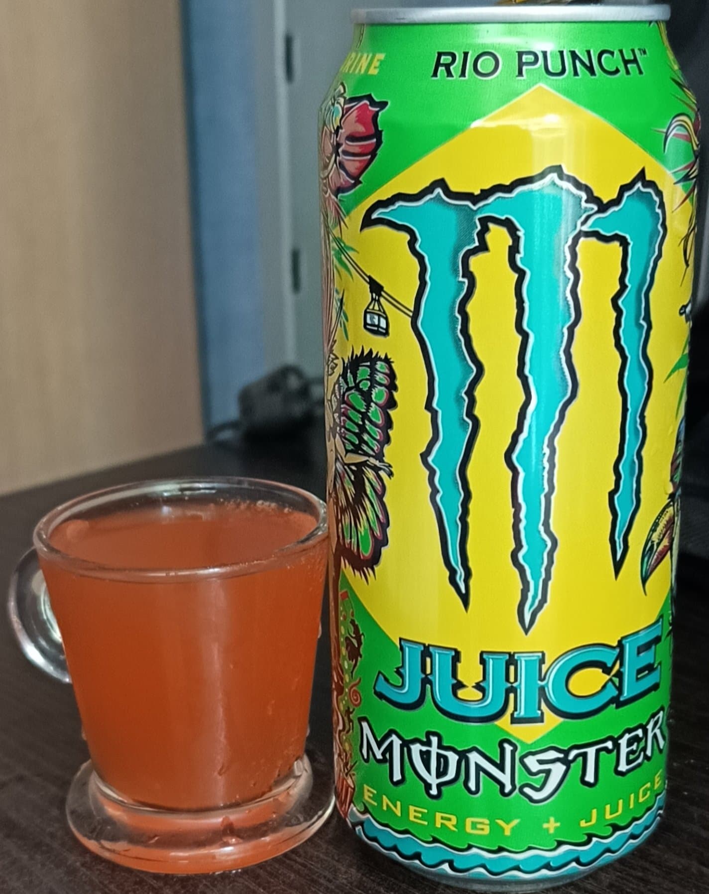 Je bois le nouveau Monster Rio Punch