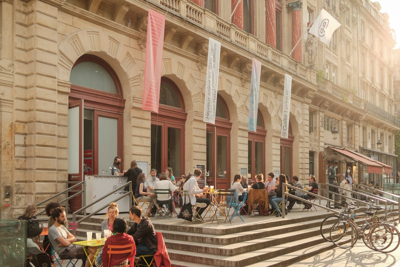 GAlTE LYRlQUE : 400 FAUX MINEURS occupent un THEATRE illégalement  🔪🗡️ GR