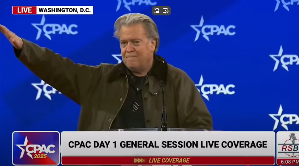 Steve Bannon, conseiller de Trump, fait un salut nazi lors d’un discours, à l’image d’Elon Musk