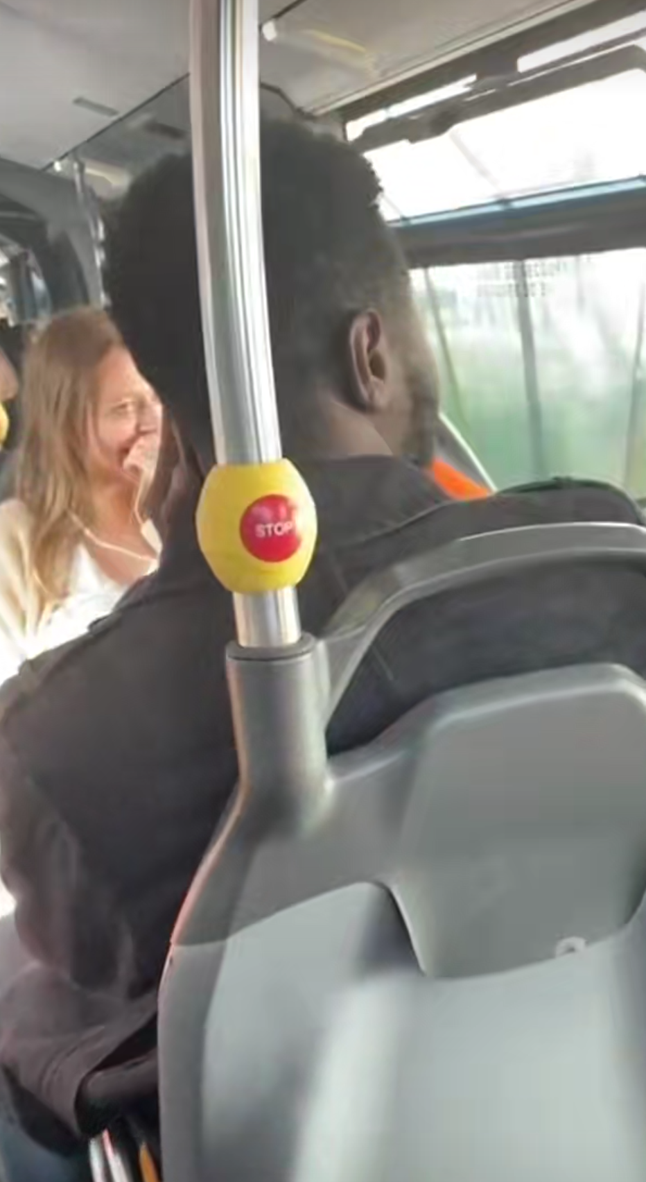 CÉLESTIN se fait HUMILIER par un CHAD dans le bus devant une 8/10 ayaaa