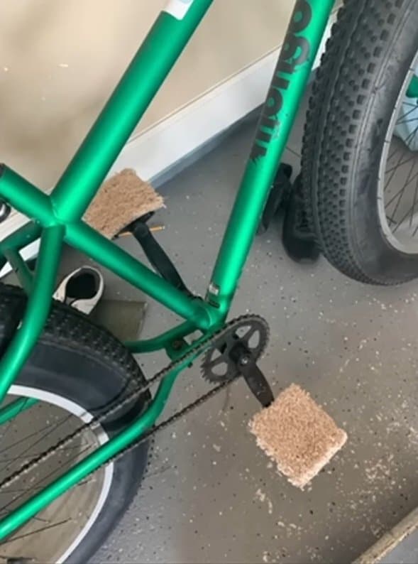 Qui met des éponges sur les pédales de vélo pour pédaler pied nu ?