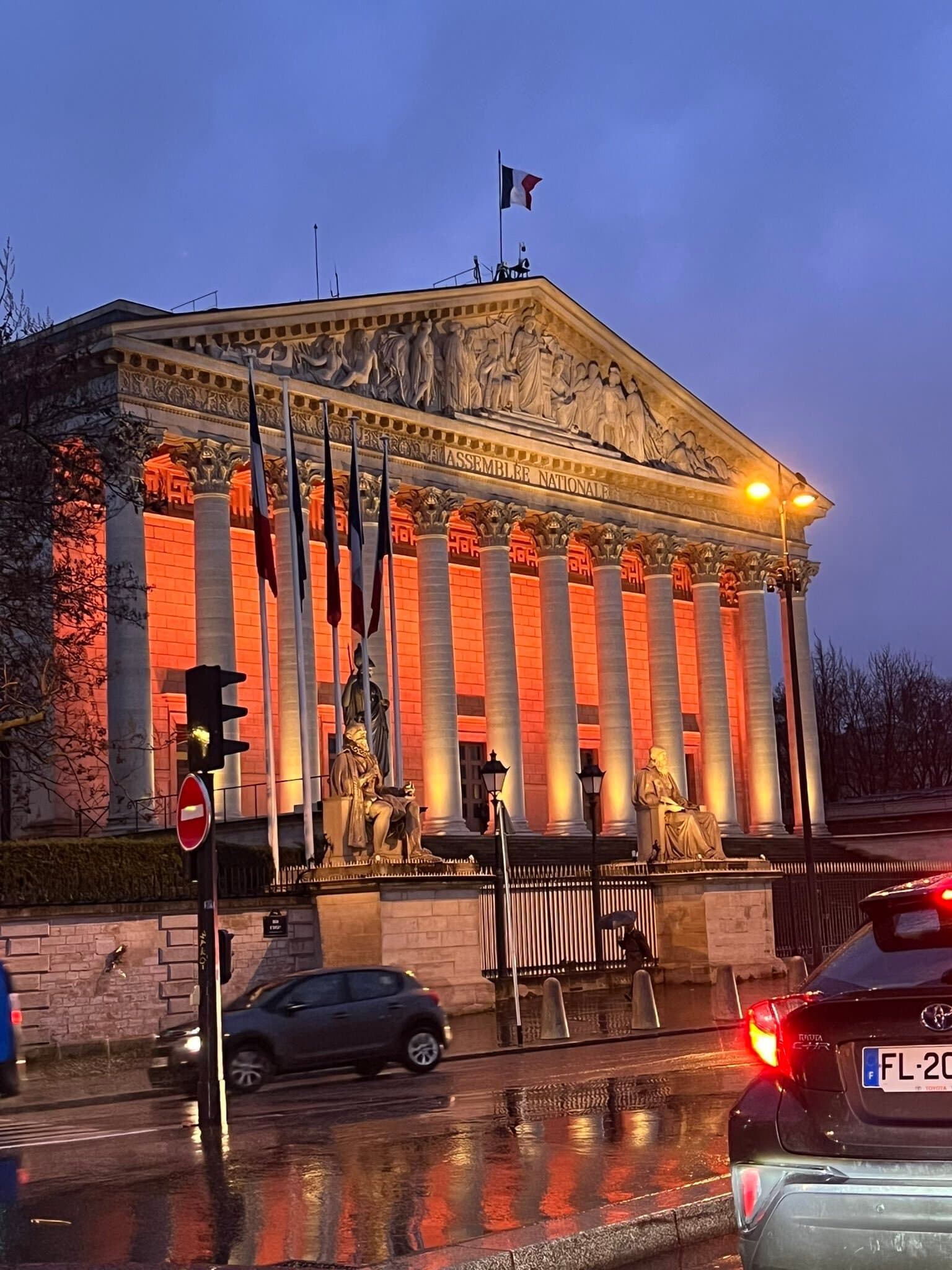 🇮🇱🇫🇷 [ALERTE] L'assemblée nationale éclairée aux couleurs de la famille BIBAS