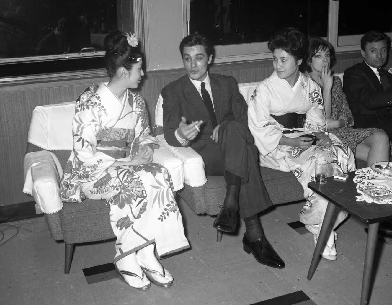 Alain Delon avec des TEENS japonaises en 1960