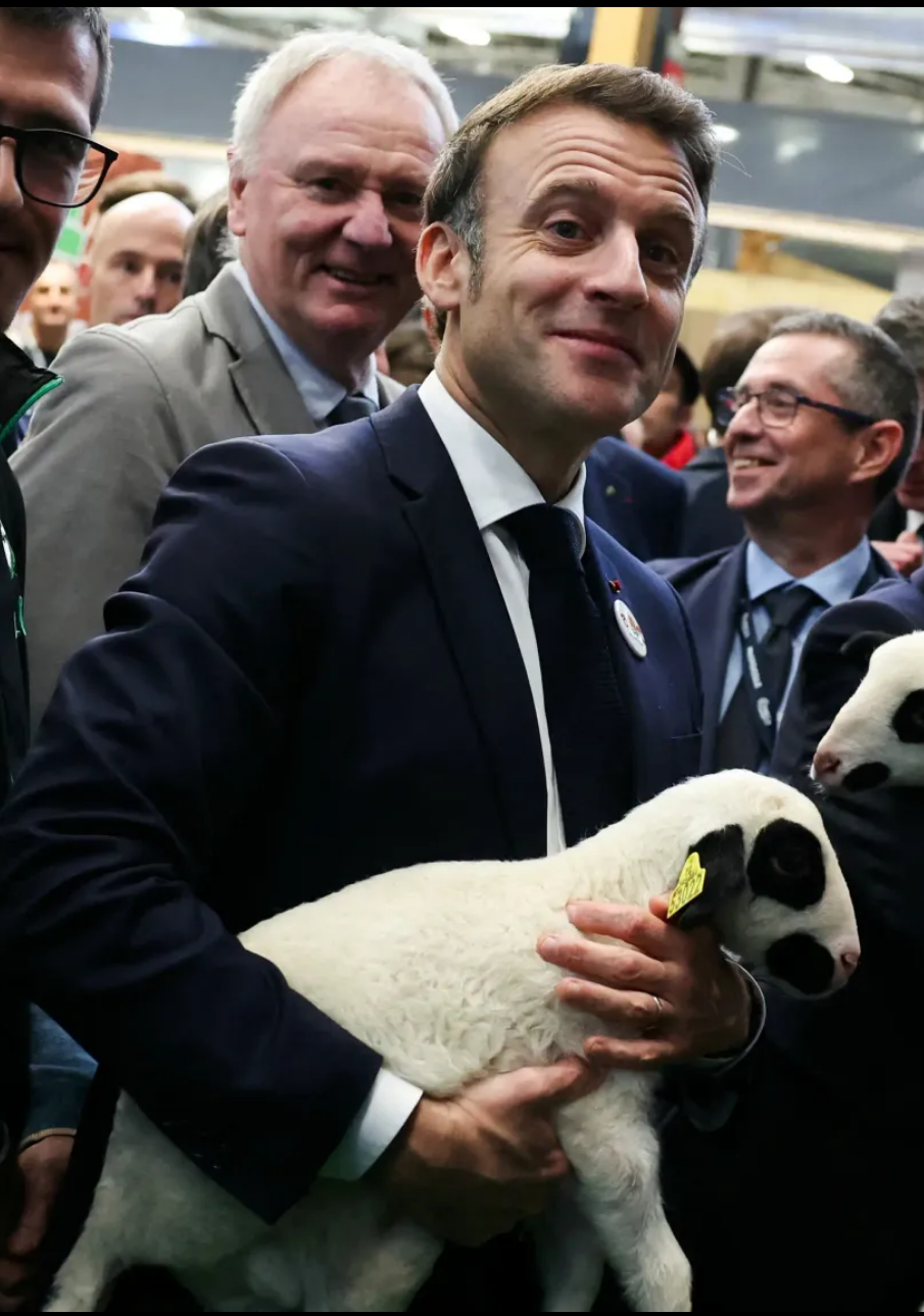 [PHOTO]  Macron avec un BOT MACRONISTE dans les bras !