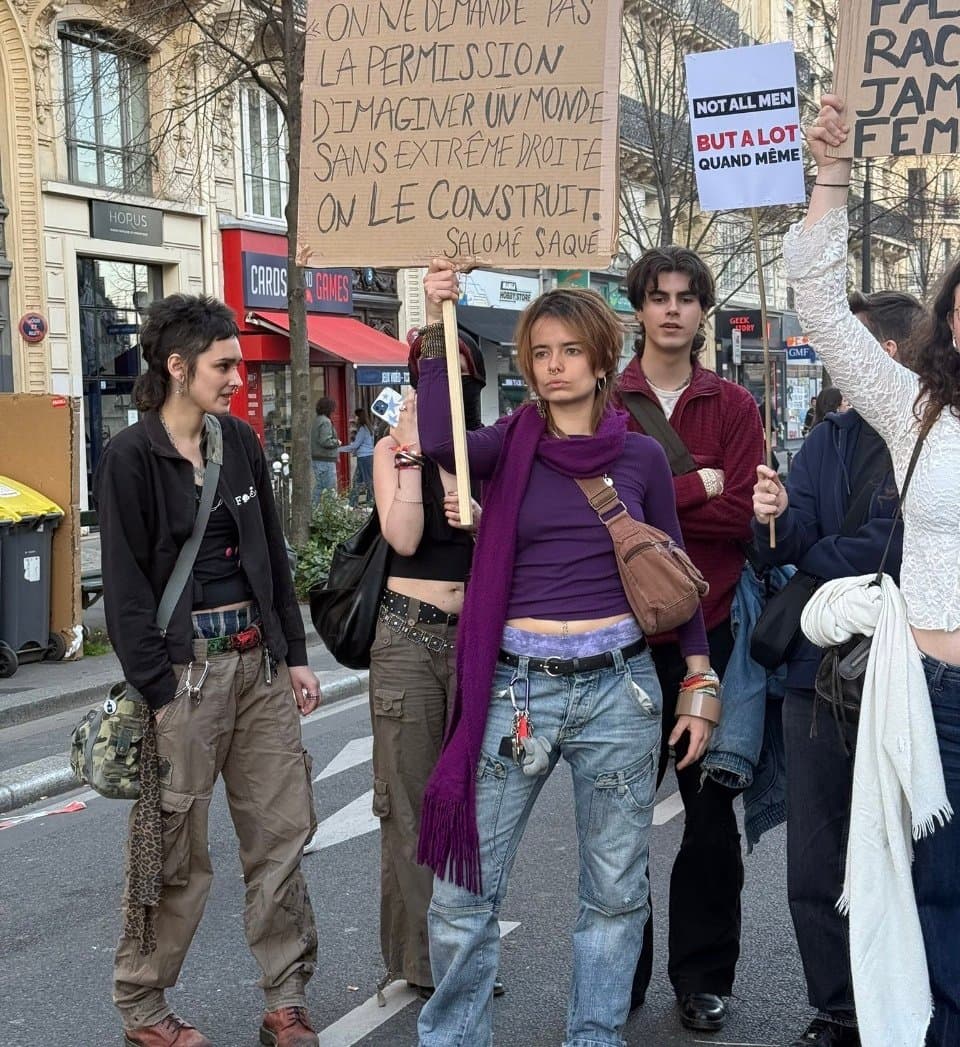 PHOTO : la dégaine de ces gauchistes lors de la manif féministe d’hier…