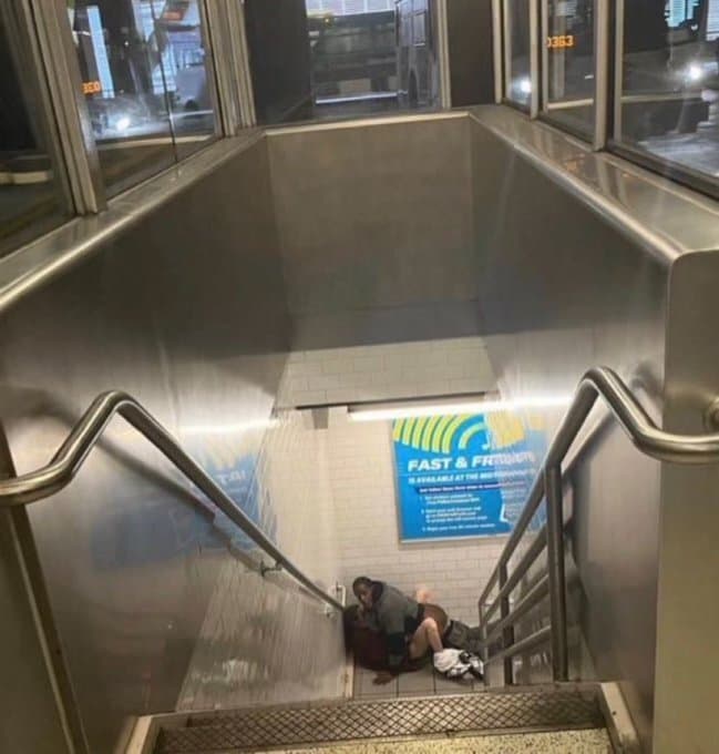 PHOTO: à gare du Nord apres la manif du 8 MARS, une Blanche 8/10 donne sa chatte à un OQTF AYAA