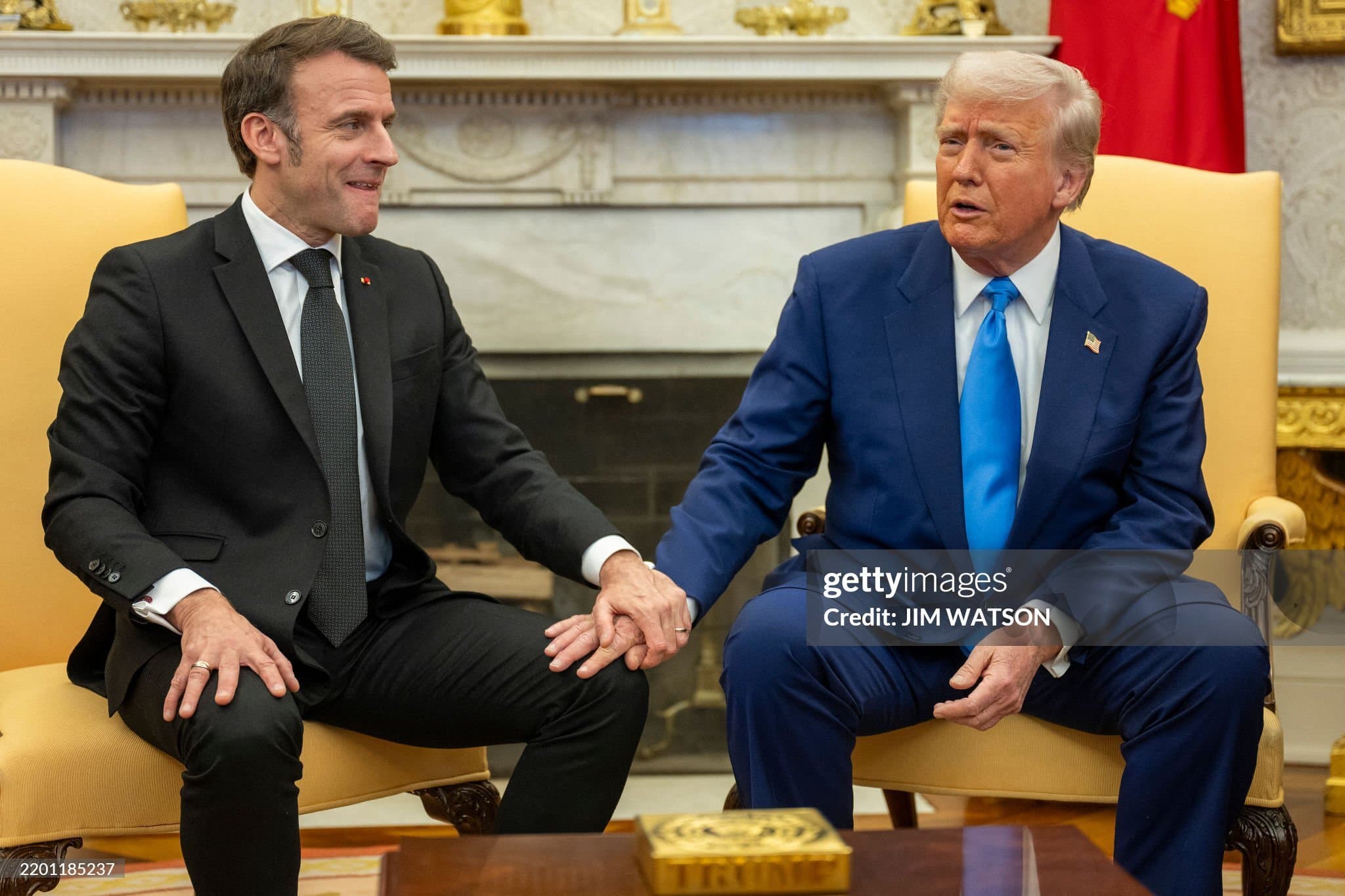 la tête de MACRON quand Trump lui a touché la cuisse