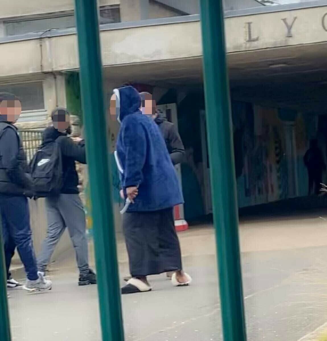 [MERDETROU] Poissy: un couteau fou armé de chaussons pénètre dans un lycée