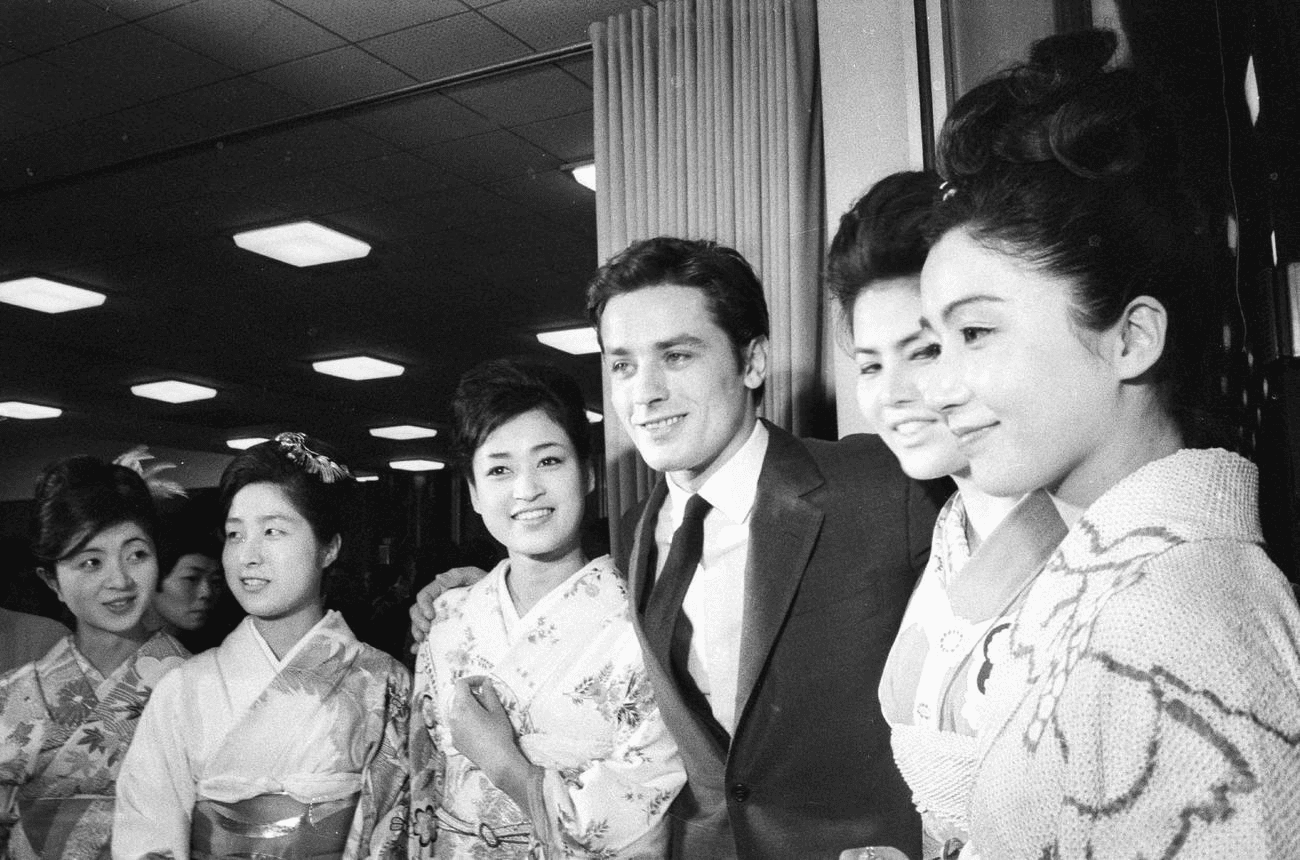[Photo] Alain DELON et ses TEENS Japonaises