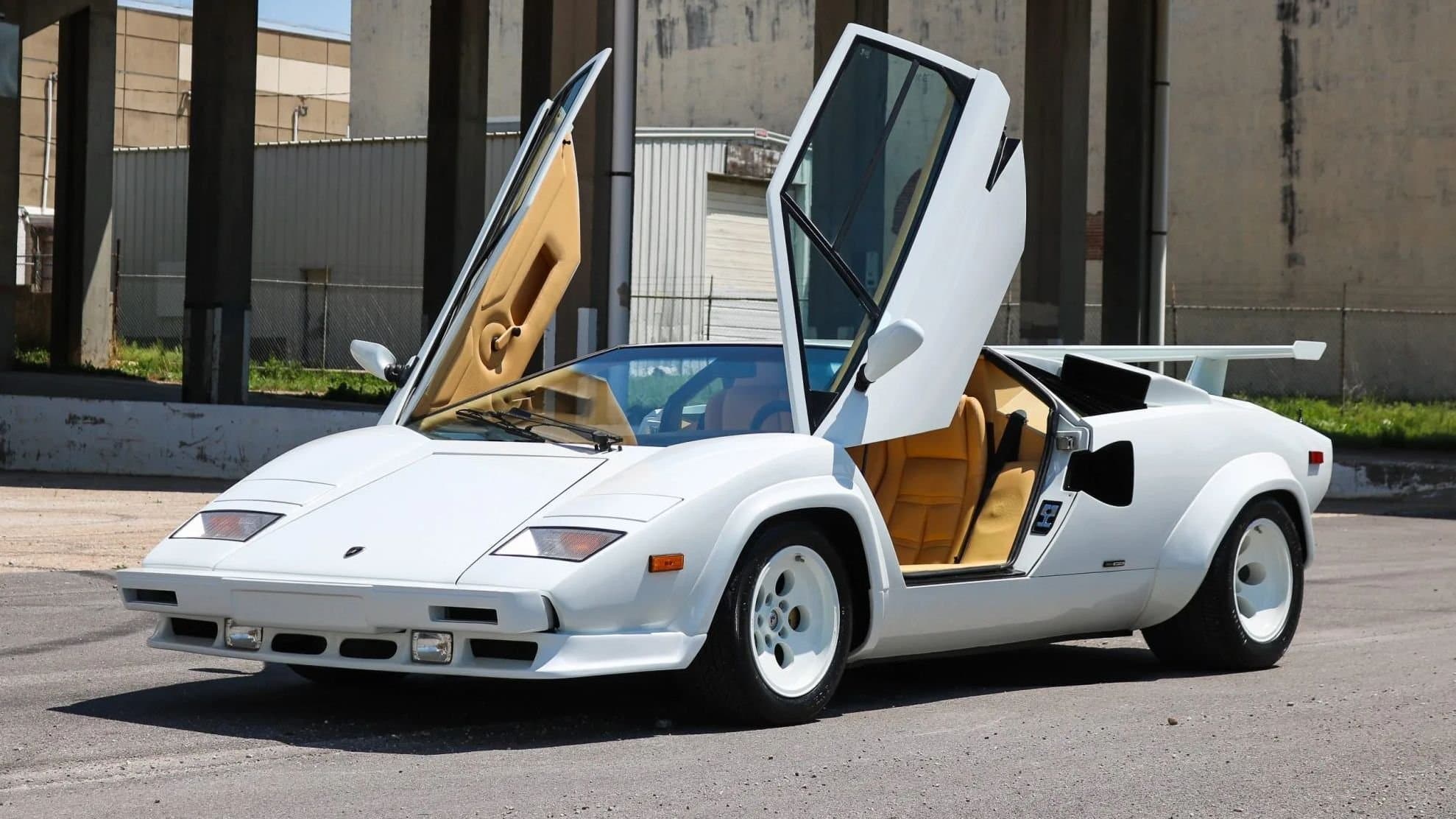 Les passionnés d'autos : On est d'accord que cette voiture est moche ?