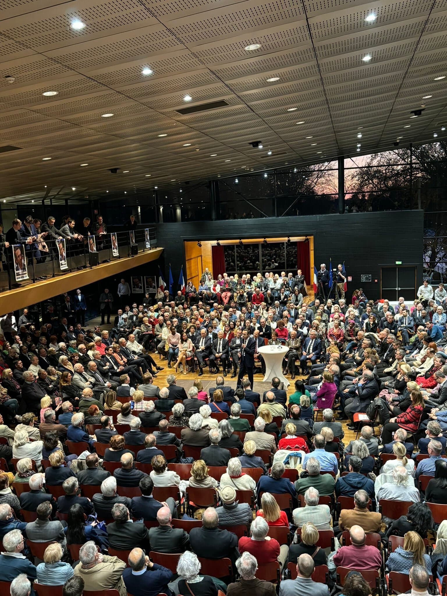 BRUNO RETAILLEAU rassemble FOULE lors d'un meeting