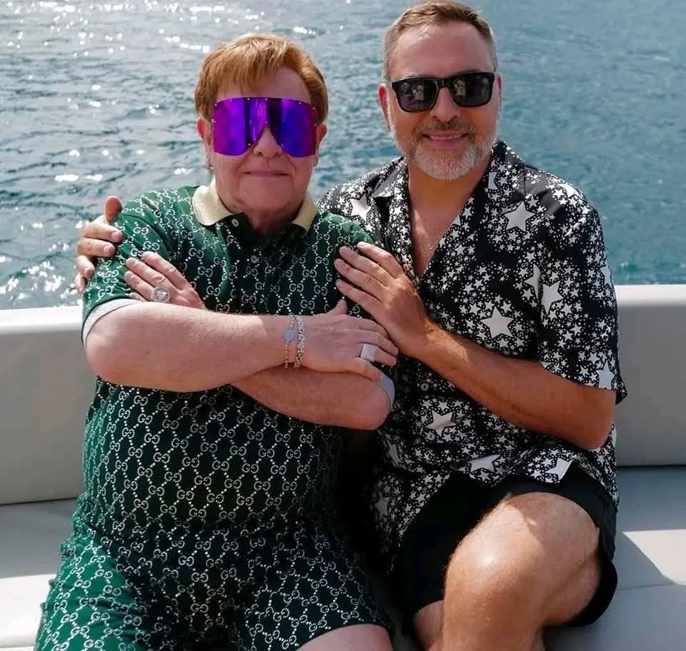 AYAAA LE DÉLIRE D'ELTON JOHN LUNETTES BLEU EST ALLÉ TROP LOIN