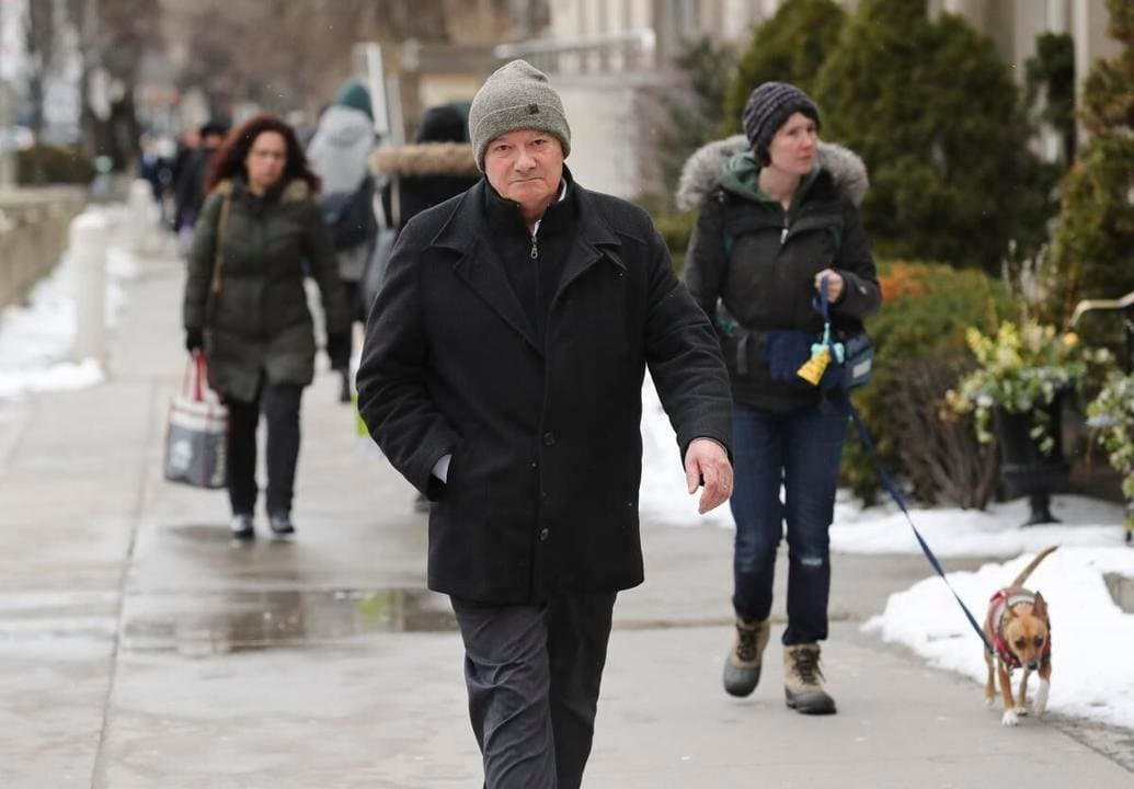 Tu croise ce BOOMER "ordinaire" au marché de Noël de ta ville