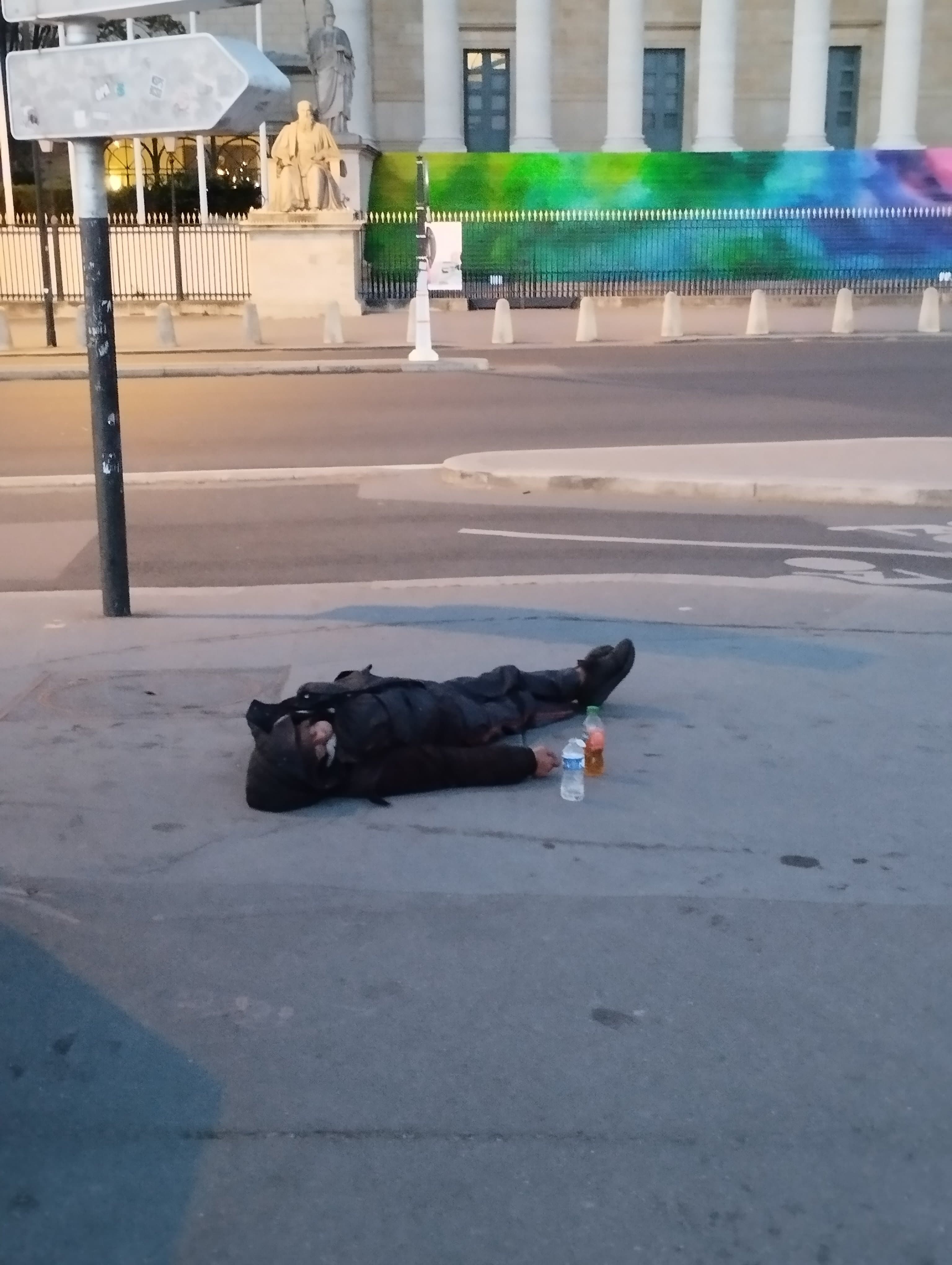 Y'a un monsieur qui vient de s'allonger devant moi et qui bouge plus depuis 15 minutes