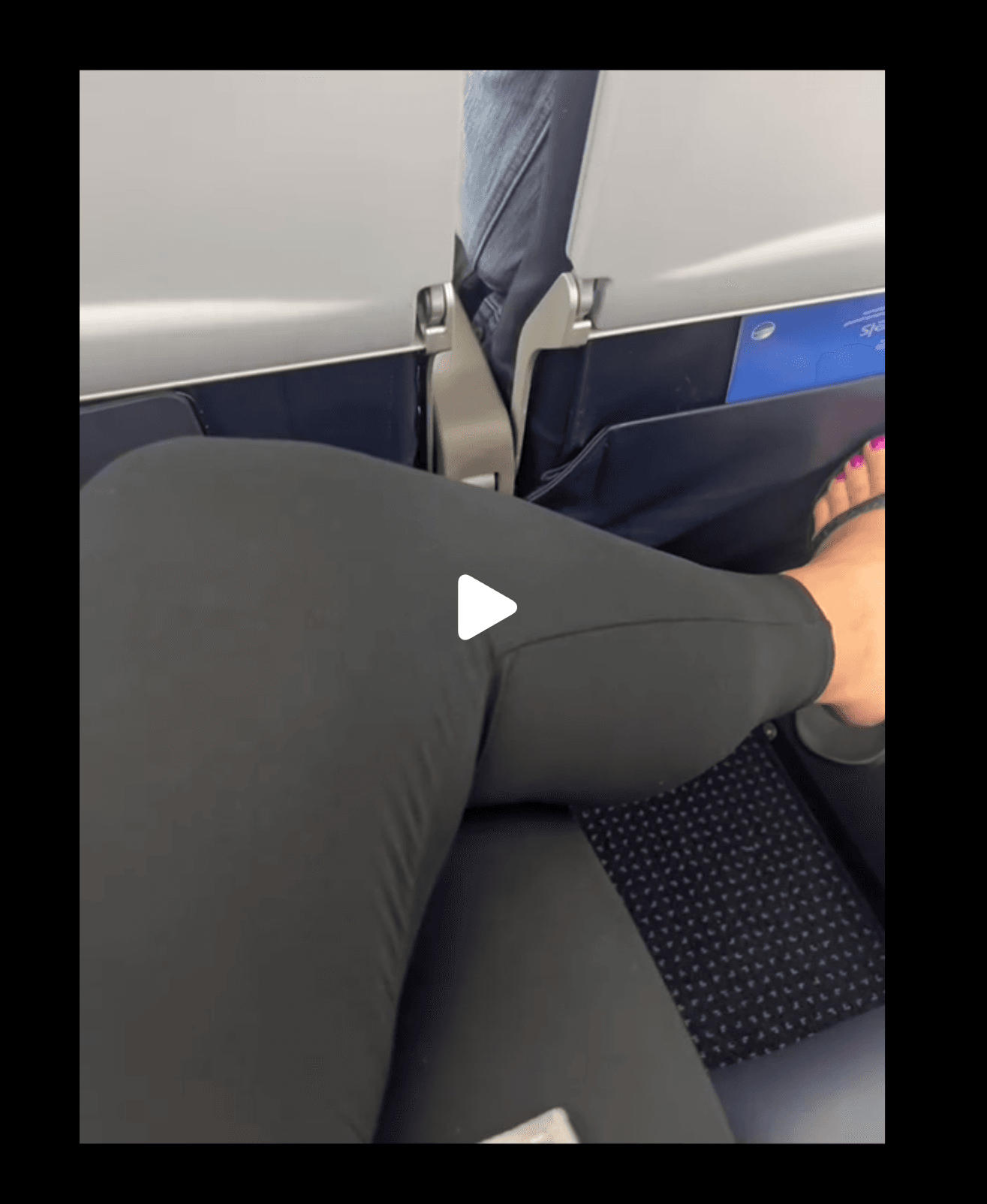En plein vol vers Chicago, elle se déshabille entierement et défèque sur son siège!